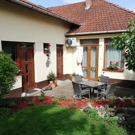 Gyoengyszem Vendeghaz Guest house Eger
